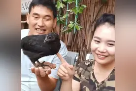 大衣哥红颜知己袁庆：见面送双人床，唱情歌、逛街，让老婆守空房图片