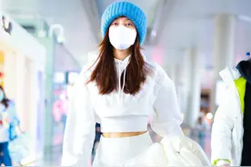 41岁秦岚美得高调，穿短款卫衣秀小蛮腰，好身材真让人羡慕图片