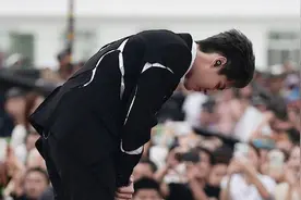 吴亦凡做公益，抗洪战士因“挡路”，结果被保安一把推开图片