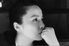 靳东老婆李佳晒美照，鼻梁高挺气质优越，秀无名指钻戒太甜蜜图片