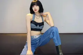 人间芭比Lisa又穿“露脐装”，这次美出新高度图片