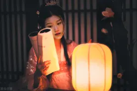 故事：入宫一趟，我放着王爷不嫁，和隔壁卖绸缎的傻小子私定终身图片