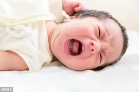 为什么两个月宝宝横抱哭竖抱笑？你站在孩子的角度看看就知道了图片