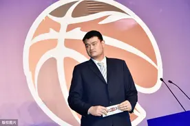 面对“鲨鱼”的挑衅，姚明用一张贺卡化敌为友！奥尼尔继父：我喜欢这个中国大个子图片