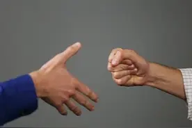 用碰拳代替握手，能有效预防新冠病毒传播图片