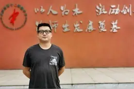 给体育生报英语听写，当“主播”线上教学 ……“90后”体育老师“不务正业”惹人爱图片
