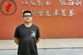 给体育生报英语听写，当“主播”线上教学 ……“90后”体育老师“不务正业”惹人爱图片