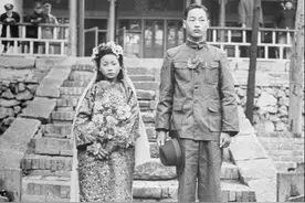 1947年一场包办婚礼：男女都未成年，女的面无表情，男的懵懂无知图片