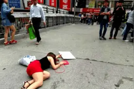 女孩街上突然晕倒，好心路人上前人工呼吸，最后却变成了热吻？图片