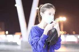 金晨身着紫色宽松T恤配黑色运动长裤，非常考验身材气质的搭配图片