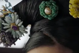 如懿传｜如懿娴妃的旗头发饰：绿梅米珠花、花丝昆虫点翠簪图片
