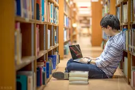 整天在宿舍看小说、打游戏、没有什么课、大学生活真的是这样吗？图片