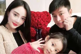 李小璐白T恤搭配浅黄裤子，穿搭形似路人，一家三口久违同框图片