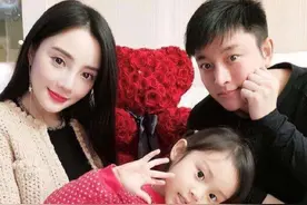 李小璐白T恤搭配浅黄裤子，穿搭形似路人，一家三口久违同框图片