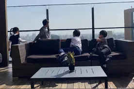 孙俪晒儿女背影照，意外曝光豪宅，露天阳台视野开阔、能鸟瞰上海图片