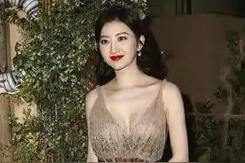 景甜不愧是“人间富贵花”，穿吊带礼服挡不住凹凸感，32岁太丰满图片
