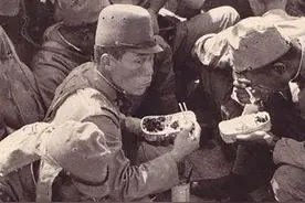 老照片：二战日军伙食，日本物资匮乏，战争后期只能靠掠夺来供应图片