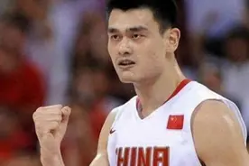 澳洲女篮球星大胆示爱姚明，奥运会上拥抱姚明，如今在中国打比赛图片
