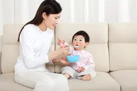 小说：为家庭我放弃事业，生下2个女儿后，婆婆和丈夫把我赶出门图片