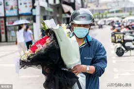 520玫瑰热销，给你送花这个男人可能是“快递小哥”图片