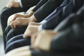 年轻人找工作，听到群面两字就崩了图片