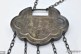 中国孩子出生后父母为什么要为其挂上长命锁？图片