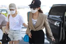 戚薇现身上海机场，小西装搭短裙，这美腿少有人能及图片