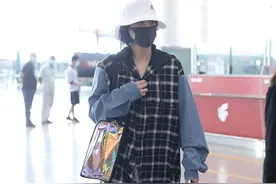张馨予穿搭黑色格纹衬衫，白色运动短裤，穿搭时髦低调随行图片