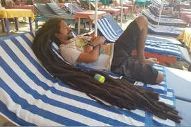 印度小哥15年不理发！养成1.8米长脏辫，网友评论活久见图片