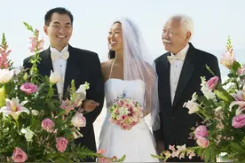 一位55岁女人口述：人到中年，最怕父母生大病，治与不治都不对图片