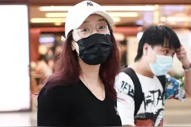 街拍：玲花穿黑T恤配牛仔短裤搭运动鞋，尽显简约低调图片