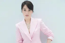 “左小青”有料又会穿，真空穿粉色西装配阔腿裤，气场全开像名媛图片