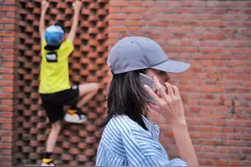 董洁和儿子顶顶近照流出，11岁身高直逼董洁，继承父母好基因图片