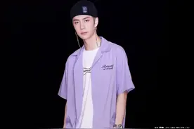 男明星穿紫色大比拼，王一博超酷、蔡徐坤高贵.....你最pick谁？图片