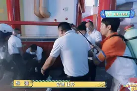 49岁吴奇隆被当作坏人！6名保安将他暴力按倒，遭遇好笑又心酸图片