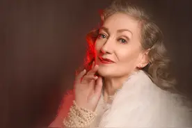 女人单身到老是什么样？舞蹈老师退休后当模特，称活得自在优雅图片