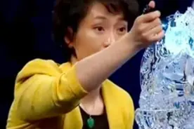 贵妇带家中供奉的菩萨去鉴宝，关灯后专家用手电一照：不用鉴定了图片