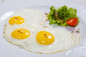 日常饮食中的鸡蛋，蛋黄和蛋清哪个更有营养图片