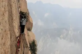世界上最危险的道路之一，华山长空栈道脚下是万丈深渊！图片