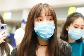 皮衣搭配短裙是热还是冷？娄艺潇的穿搭不一般图片