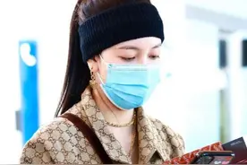 CC宋妍霏又美又会穿！Gucci衬衫邮差包，戴着口罩也惊艳图片
