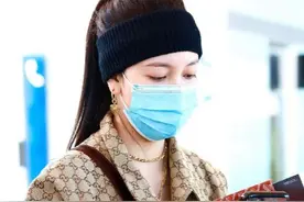 CC宋妍霏又美又会穿！Gucci衬衫邮差包，戴着口罩也惊艳图片