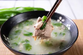 炖羊肉汤，教你详细做法，羊汤奶白香浓，家人爱喝图片