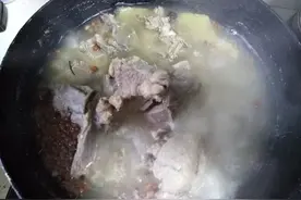炖肉出现的“沫子”，是精华还是脏东西，多数人做错，难怪肉难吃图片