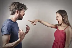 “悍妇”前妻一耳光扇醒懦弱丈夫，离婚后，终于找到真正的幸福图片