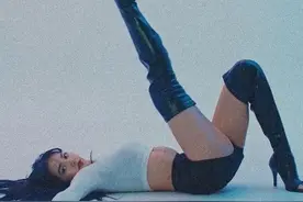Lisa无处安放的长腿未免太撩人，新solo辣到我了！图片
