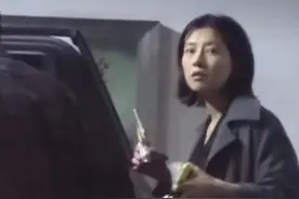 高圆圆深夜飞上海探班，赵又廷提前1小时在酒店门迎接，快要冻僵图片