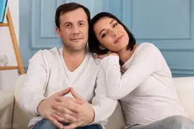 我出差时，老婆带陌生男子上我家，被我父母撞见了图片