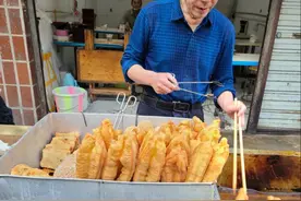 著名的“国标油条”！成都老小区里的“网红早餐”，酥脆又香浓图片