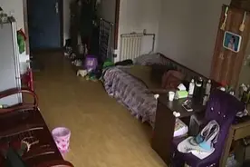 北漂夫妻蜗居38平，公婆为照顾孩子睡客厅，晚上十一点前不敢回家图片